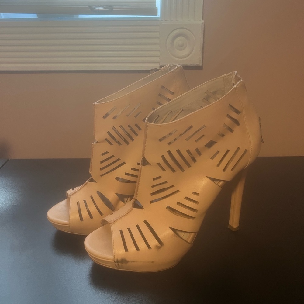 BCBG Generation beige Cream Tan High Heels Sandals Perfect for all seasons